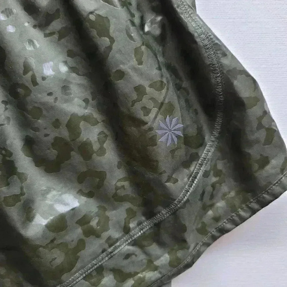 Athleta green leopard Rainier leggings/shorts sz XS - Picture 5 of 5